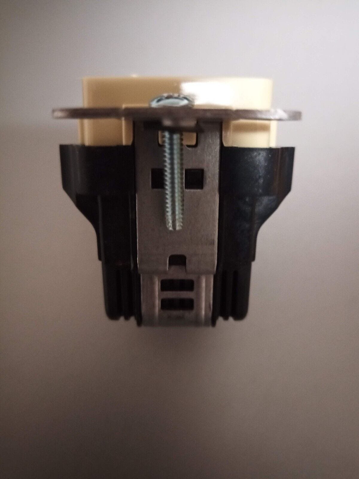 Bryant Hubble USBB102I - USB Charger Switch Outlet Dual 2 Port - Ivory - Image 5