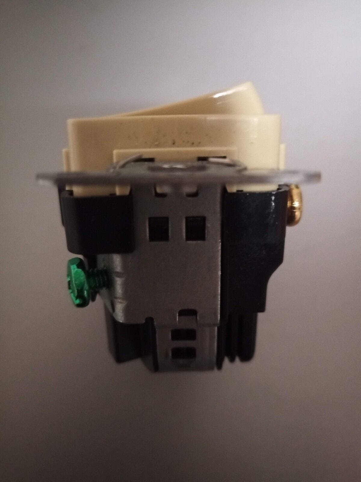 Bryant Hubble USBB102I - USB Charger Switch Outlet Dual 2 Port - Ivory - Image 6